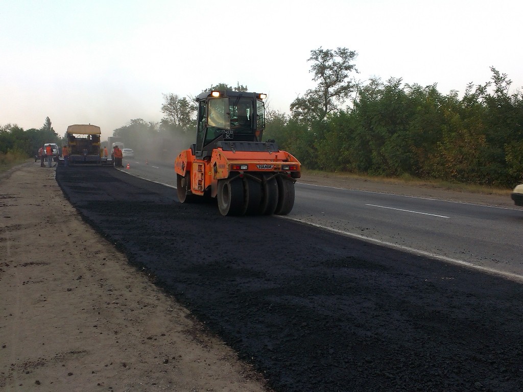 В Запорожье на Хортице ремонтируют дорогу к 