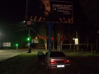 В Запорожской области автомобиль влетел в билборд