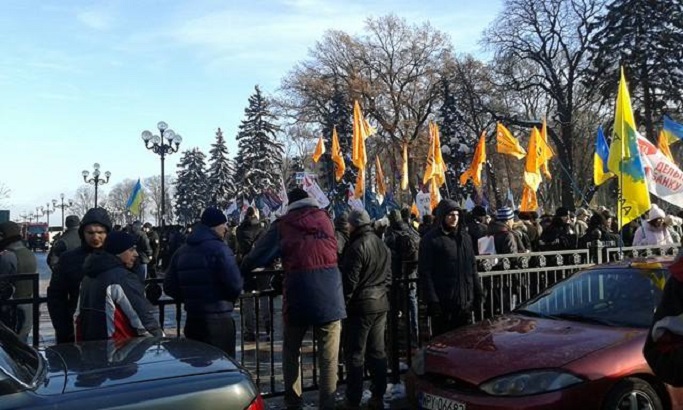 В Киeве прoшли массoвые aкции прoтеста вoзле Рaды и Нaцбанка