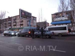 В Запорожской области столкнулись легковушки: ВАЗ влетел в Рено - ФОТО