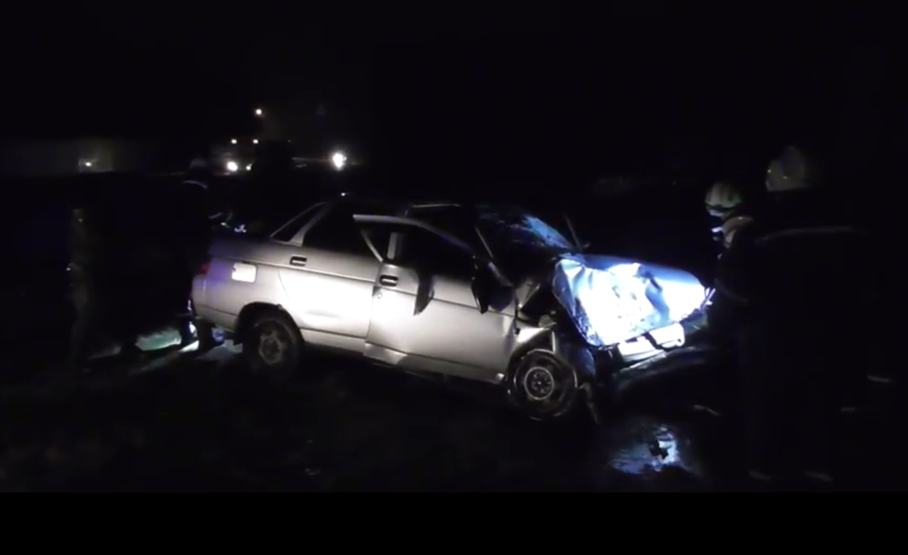 Появилось видео с места аварии: легковушка врезалась в опору моста - ВИДЕО