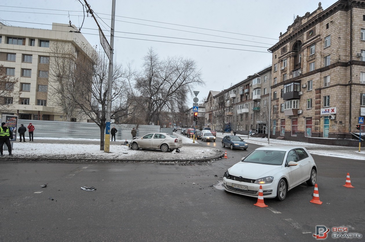 В центре Запорожья легковушка сбила светофор: его выдернуло