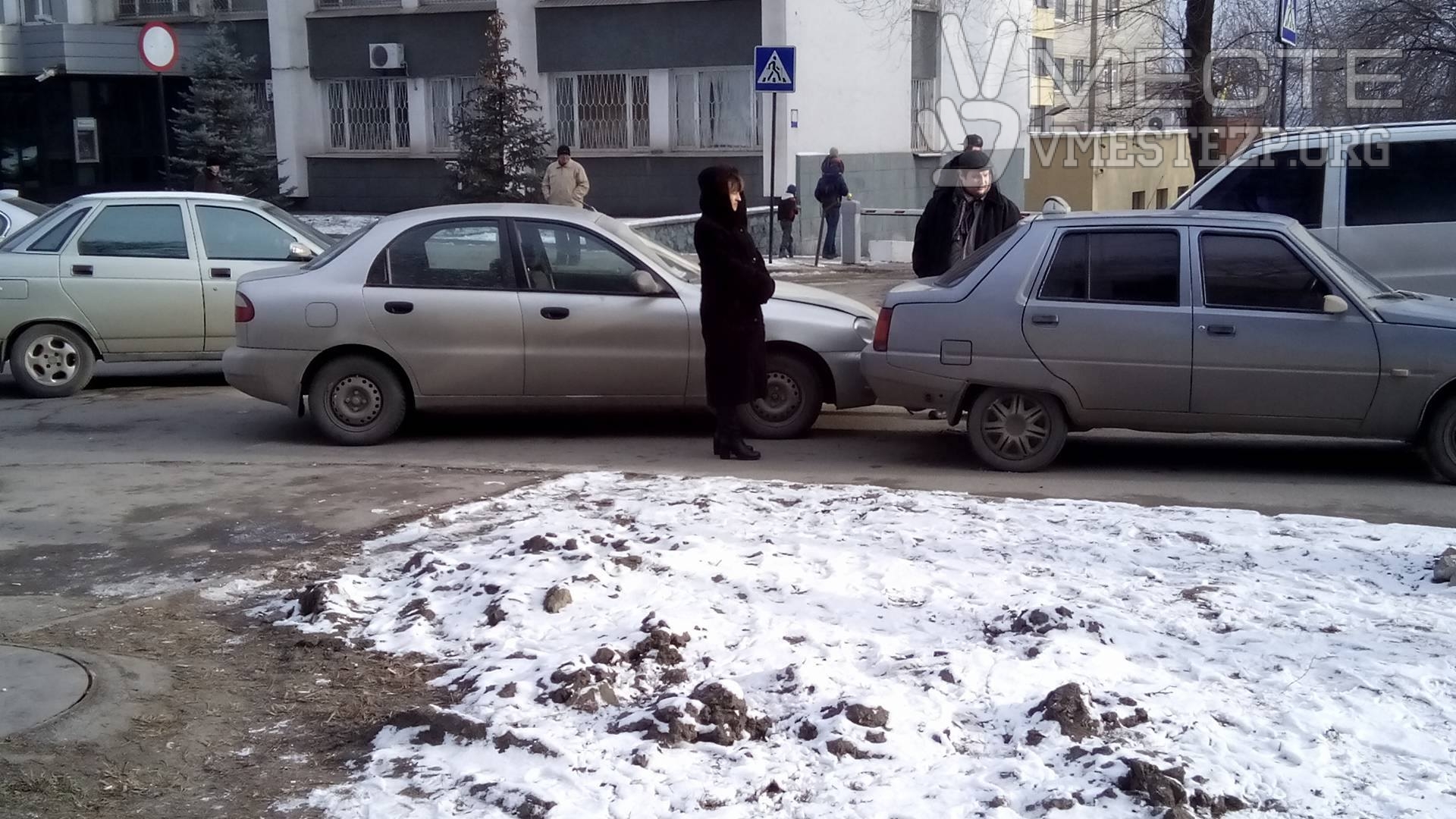 В Запорожье столкнулись две легковушки - ФОТО