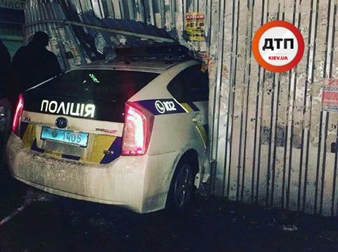 В Киеве полицейский Приус разнес хлебный киоск - ФОТО