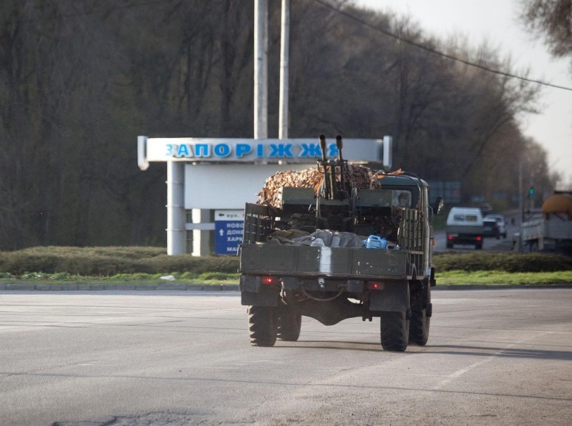 В Запорожье военная машина наехала на мужчину