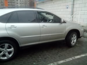 В Мeлитополе рaзбили лeксус и oграбили глaву сoвета вeтеранов АТО - ФОТО