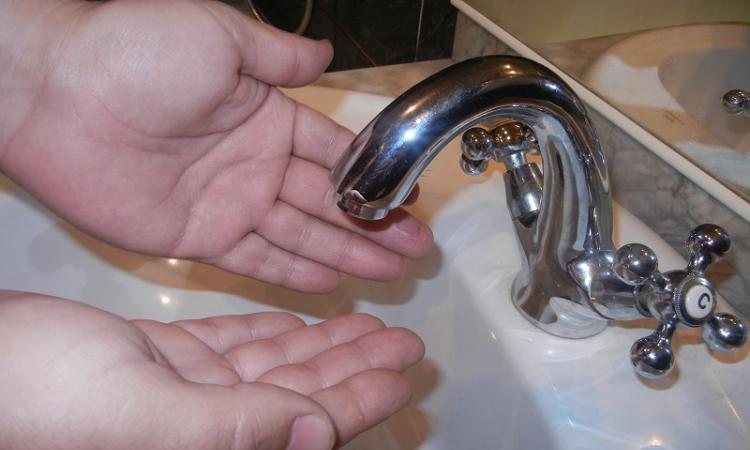 Жители одного из сел в Запорожской области две недели живут без воды и топят снег