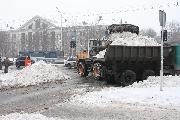 Запорожcкие коммунальщики снег с мусором сбрасывают в реку - ВИДЕО