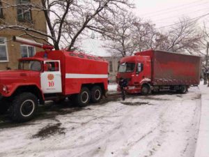 В Мелитополе грузовик с прицепом «сложился» пополам и заблокировал движение - ФОТО