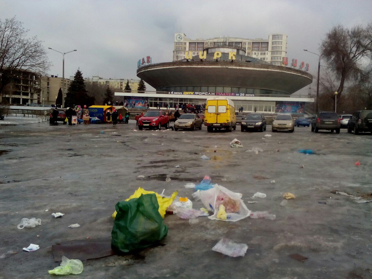 За выходные центр города утопает в мусоре - ФОТО