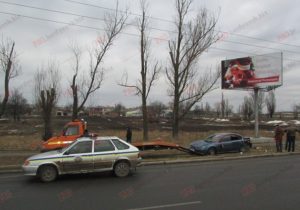 В Запорожской области автомобиль разогнался и снес столб - ФОТО