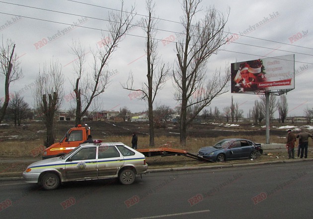В Запорожской области автомобиль разогнался и снес столб - ФОТО