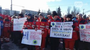 Запорожские медики вышли на акцию протеста против медреформы - ФОТО