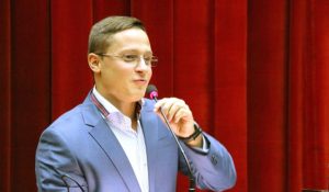 Замглавы областного совета купил у своей матери Porshe Cayenne за тысячу гривен