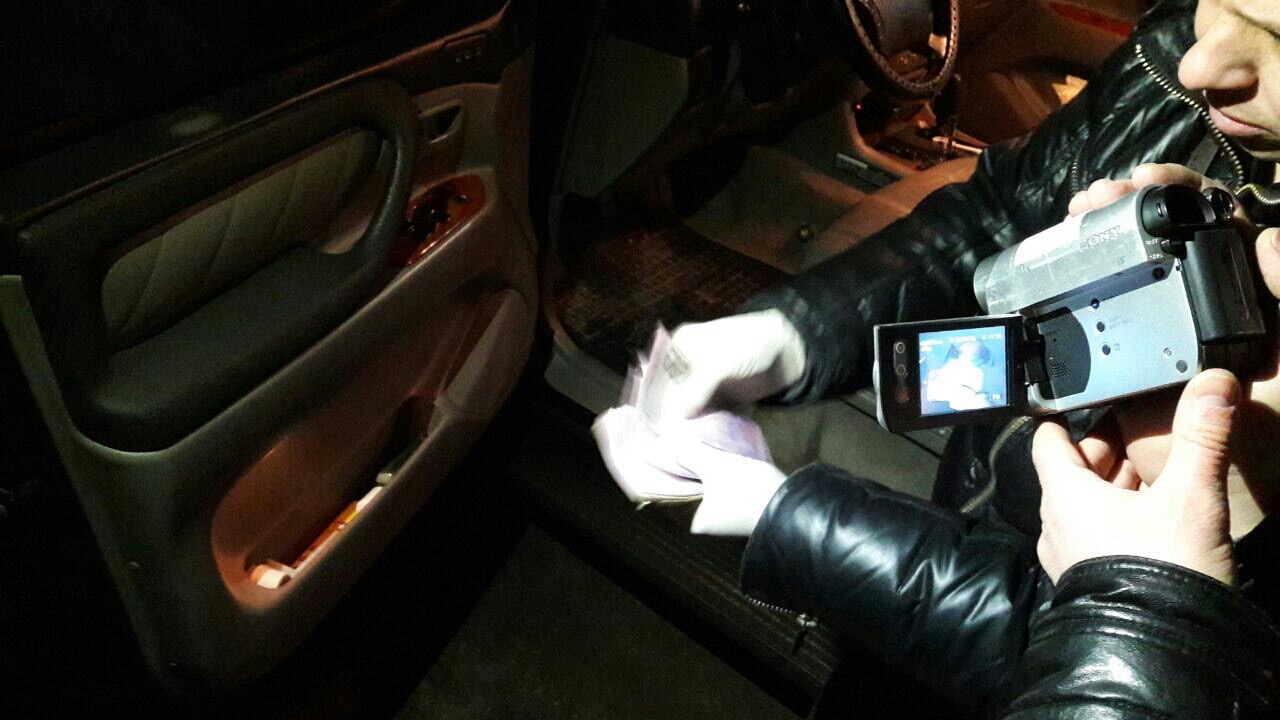 В Запорожской области полицейский попался на взятке – ФОТО