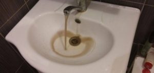 Из кранов в Запорожской области вместо питьевой воды льется черная жижа - ФОТО