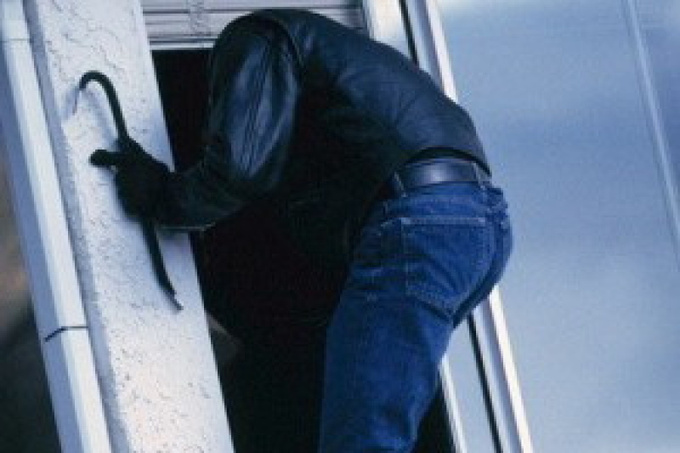 В сети появилось видео задержания вооруженного грабителя квартиры