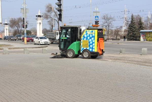 В Запорожье начала работать новая техника по уборке тротуаров - ФОТО