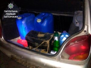 В Запорожье мужчина слил горючее с поезда - ФОТО