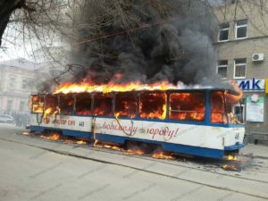 В Запорожье на остановке сгорел трамвай: пассажиры едва успели спастись - ФОТО, ВИДЕО (ОБНОВЛЕННО)