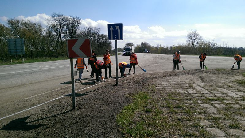 Запорожские автодорожники проводят двухмесячник благоустройства