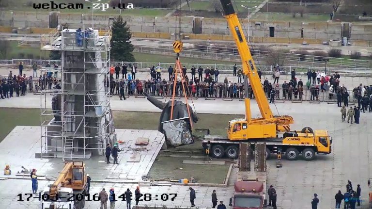 Власть и общественность собрались за круглым столом, чтобы обсудить судьбу памятника Ленину - ФОТО