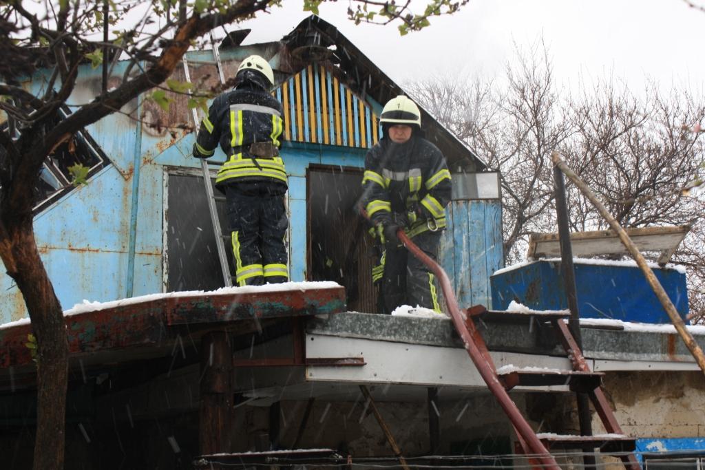 В Запорожье очередной пожар: горела голубятня - ФОТО