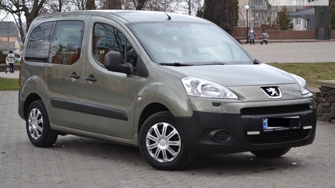 Жительнице Запорожья разбили припаркованный автомобиль Рeugeot Рartner