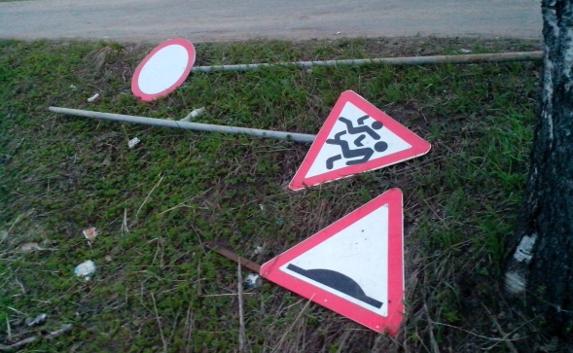 В Запорожской области задержали воров дорожных знаков
