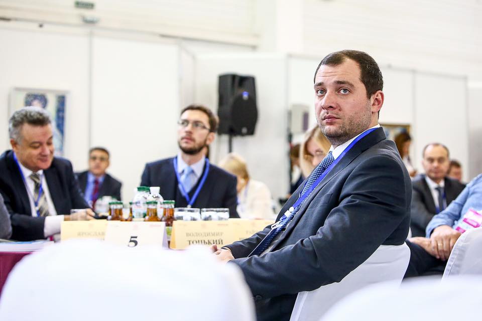 Начальник управления капитального строительства не имеет собственного жилья и зарабатывает в пять раз меньше жены