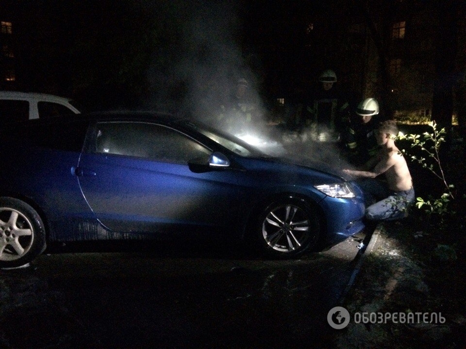В Запорожье воспламенился гибридный автомобиль - ФОТО