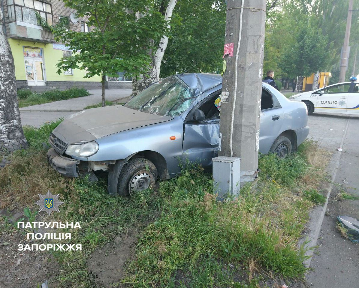В Запорожье автомобиль с наркоторговцами врезался в столб - ФОТО