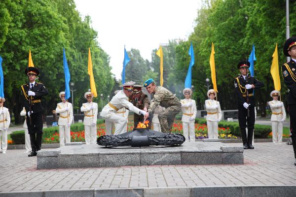В Запорожье на Аллее Боевой Славы зажгли «Огонь памяти» - ФОТО