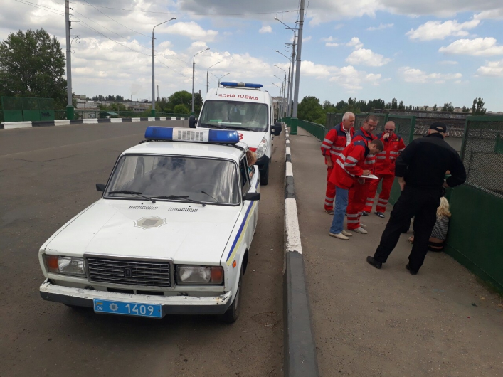В Запорожской области женщина собиралась спрыгнуть с моста с маленьким ребенком - ФОТО