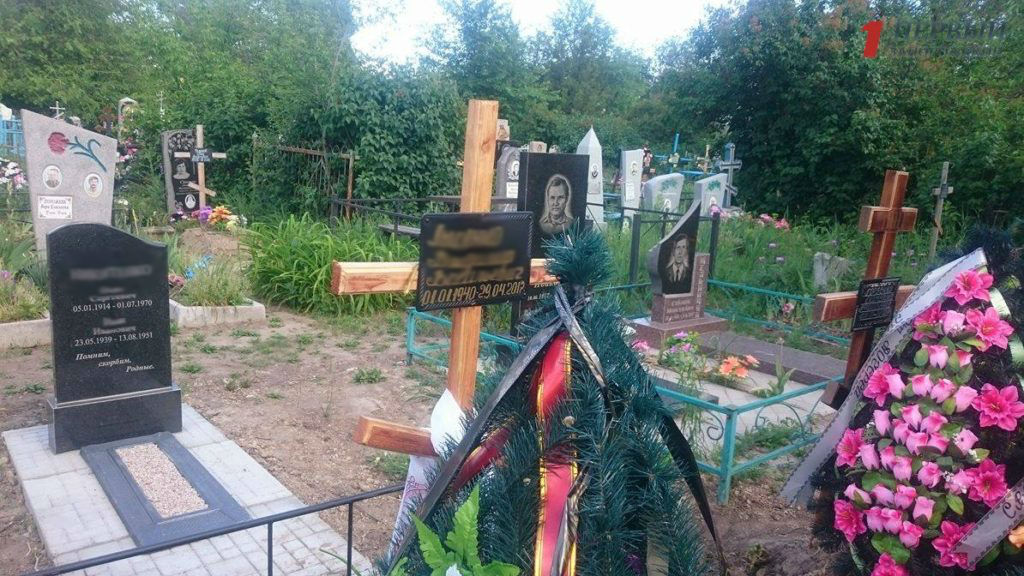 В Запорожье очередной скандал на городском кладбище: могилы «чистят» для других захоронений