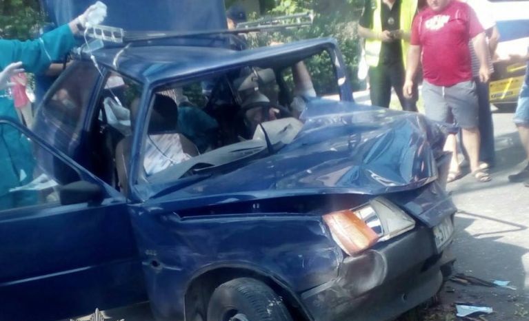 В Запорожье машина врезалась в дерево: спасатели доставали водителя из покореженного авто - ФОТО