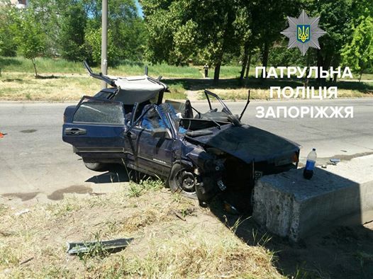 В Запорожье автомобиль на скорости врезался в бетонный блок: есть пострадавшие - ФОТО