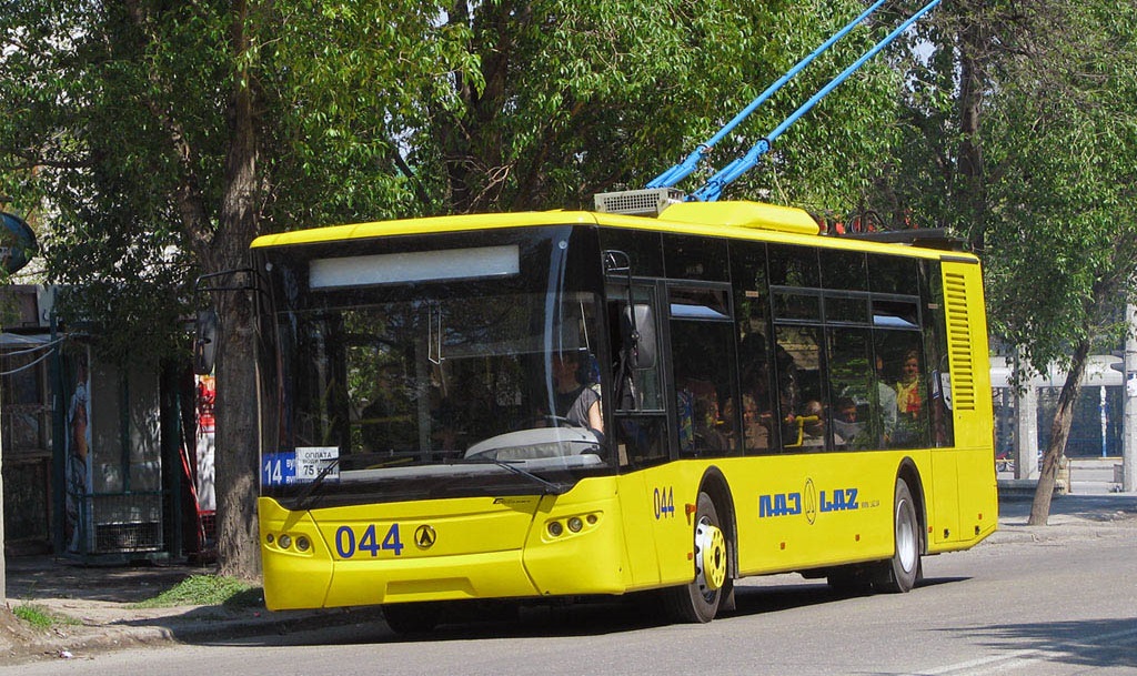 В Запорожье троллейбус наехал мужчине на ногу