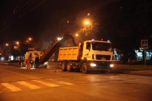 В центре Запорожья ночью начали ремонтировать дорогу - ФОТО