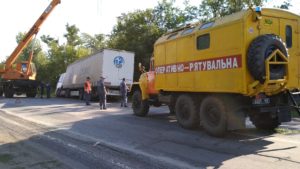 В Запорожской области спасатели вытащили из кювета грузовик - ФОТО