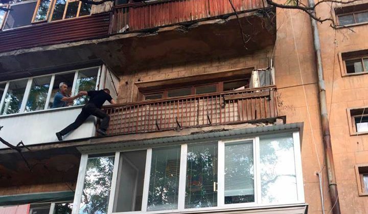 Патрульные спасли женщину, сутки пролежавшую на полу в закрытой квартире - ФОТО