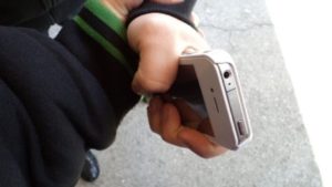 Попросил позвонить и исчез: в Запорожье на улице ограбили 9-летнего мальчика