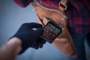 В Запорожье грабитель вытащил из женской сумочки мобильный телефон прямо в магазине - ФОТО