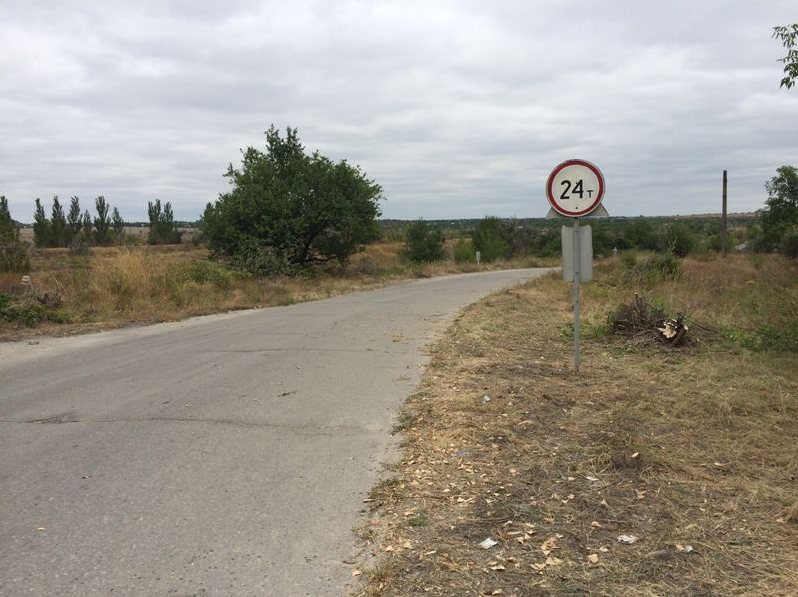 В Запорожской области грузовики продолжают разрушать дороги