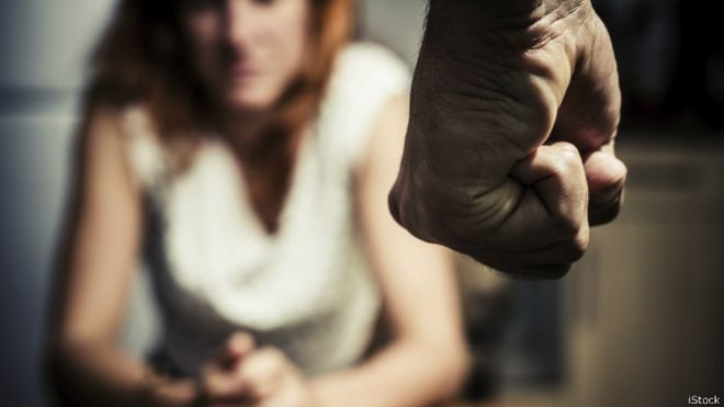 В Запорожской области грабитель жестоко избил женщину, которая не хотела отдавать ему драгоценности