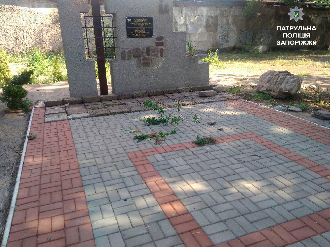 В Запорожье агрессивный мужчина избил католического священника - ФОТО