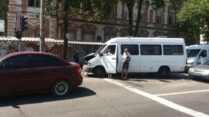 В центре Запорожья столкнулись три маршрутки и две легковушки: есть пострадавшие - ФОТО