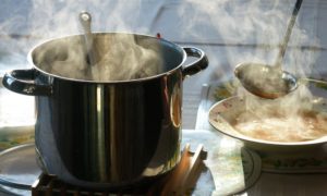 Преступление века: в Запорожье воры украли из квартиры кастрюлю с супом