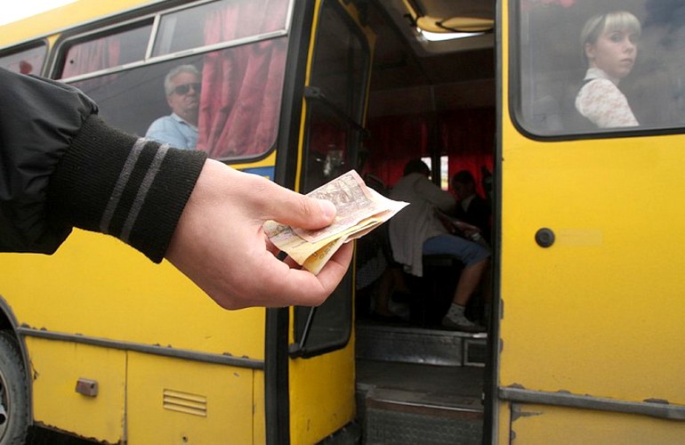 Запорожские школьники могут ездить в маршрутках за полцены