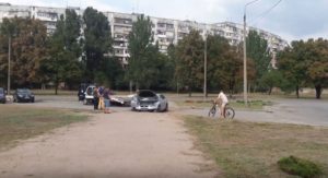 В Запорожье на Набережной иномарка вылетела с дороги - ФОТО, ВИДЕО